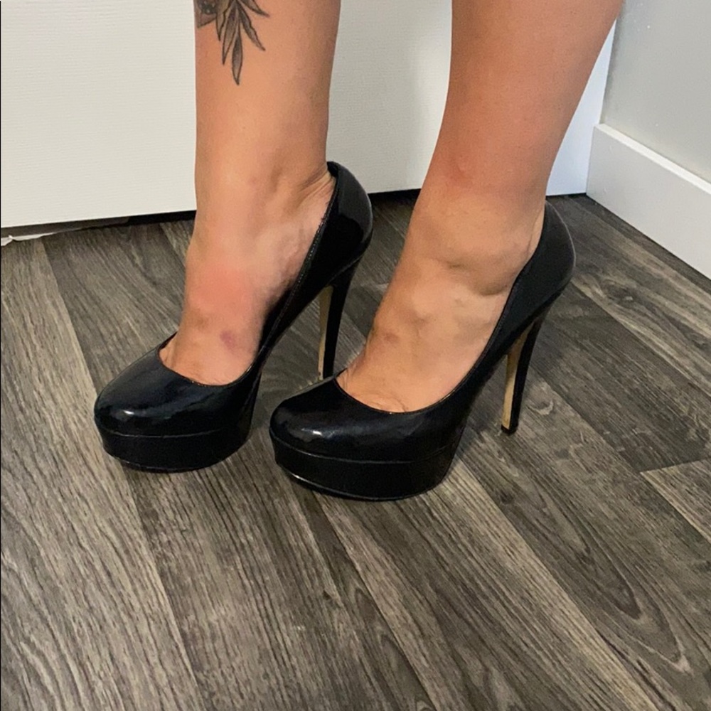 High heeled pumps